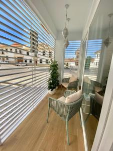 balcone con sedie e vista su una strada di LOFT DELUXE ALMA GARDEN a Cordoba