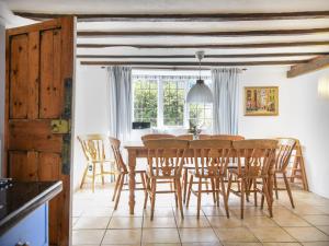 cocina y comedor con mesa y sillas en Old Cross Cottage, en Whitchurch Canonicorum