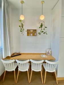 una sala da pranzo con tavolo e 4 sedie di LOFT DELUXE ALMA GARDEN a Cordoba Altre 12 foto