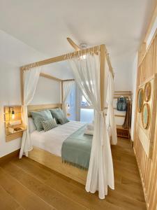 una camera da letto con un letto a baldacchino di LOFT DELUXE ALMA GARDEN a Cordoba