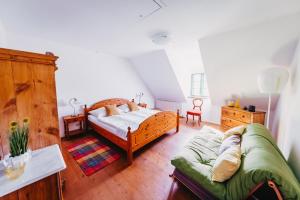 - une chambre avec un lit et un canapé dans l'établissement Waldjuwel Mostviertel, à Allhartsberg