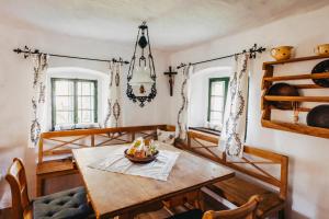 - une salle à manger avec une table et des chaises en bois dans l'établissement Waldjuwel Mostviertel, à Allhartsberg