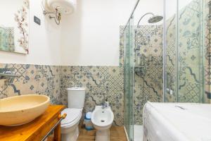 A bathroom at Casa Pepes centro Ortigia