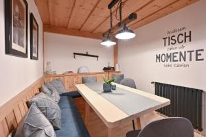 - une salle à manger avec une table et des chaises dans l'établissement Im traditionellen Bauernhaus, à Nesselwang