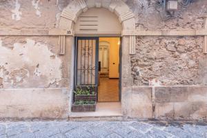 The facade or entrance of Casa Pepes centro Ortigia
