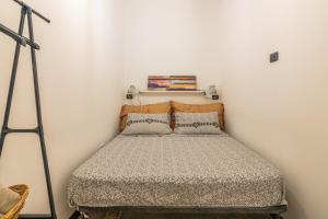 A bed or beds in a room at Casa Pepes centro Ortigia
