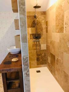 Gallery image of Maison de charme avec jacuzzi. in Berthouville