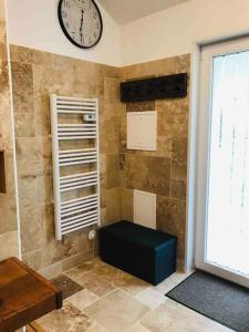a room with a clock on the corner of a wall at Maison de charme avec jacuzzi. in Berthouville