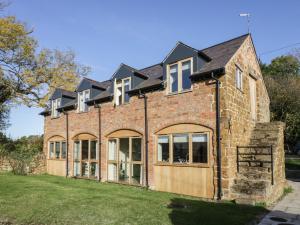 uma vista exterior da casa em Granary Cottage em Southam