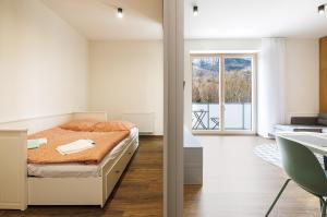 1 dormitorio con cama y ventana grande en TATRYSTAY Bernard Apartments, en Nový Smokovec