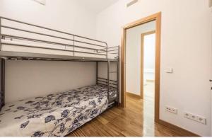 1 dormitorio con 2 literas y espejo en Wonder Apartments, en Madrid