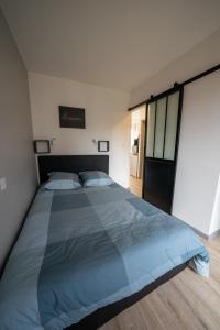 een slaapkamer met een groot bed in een kamer bij La merveille de Rochebonne 2 in Saint-Malo