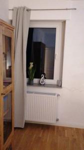 ein Fenster in einem Raum mit einer Pflanze darin in der Unterkunft AufmLohr - Appartement mit 3 Schlafzimmern - in Leverkusen Hitdorf - Private Parkplätze vorhanden- in Leverkusen