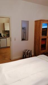 Ein Bett oder Betten in einem Zimmer der Unterkunft AufmLohr - Appartement mit 3 Schlafzimmern - in Leverkusen Hitdorf - Private Parkplätze vorhanden-