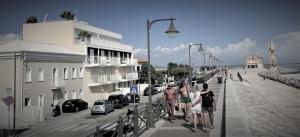 卡奧萊的住宿－Villa AMARE，一群人沿着海滩附近的人行道走下