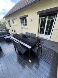 SémoyにあるVilla bellevueの木製デッキ(テーブル、椅子付) +7枚の写真