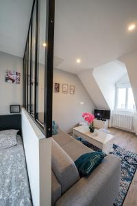 uma sala de estar com um sofá e uma mesa em la merveille de Rochebonne 3 em Saint Malo