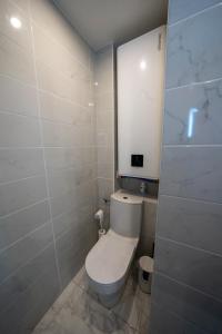 uma casa de banho com um WC branco e um espelho. em la merveille de Rochebonne 3 em Saint Malo