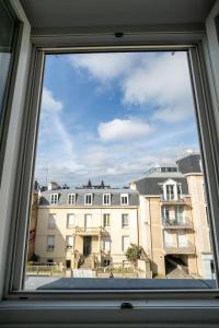 una ventana de un edificio con vistas en la merveille de Rochebonne 3 en Saint-Malo