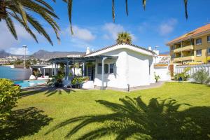プエルト・デ・サンティアゴにあるVilla Bolsón by W Tenerifeの庭とスイミングプール付きの白い家