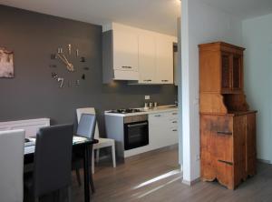 uma cozinha com uma mesa e um fogão forno superior em CASA 4 PIOPPI - Privacy e panorama em Cavalese