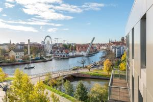 von einem Gebäude aus einen Blick auf den Fluss in der Unterkunft Blue Mandarin Riverside in Danzig