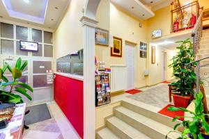 eine Ladenhalle mit Treppe und Pflanzen in der Unterkunft Villa Forever in Belgrad