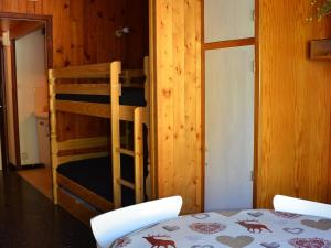 a bedroom with a bunk bed and a table at Studio Valloire, 1 pièce, 4 personnes - FR-1-263-273 in Valloire