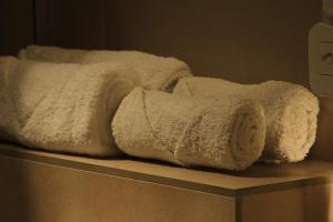 una pila de toallas sentadas sobre un mostrador en Hotel Driada en Gjakove
