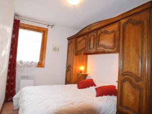 Appartement Samoëns, 3 pièces, 4 personnes - FR-1-624-63 في ساموان: غرفة نوم بسرير كبير مع اللوح الخشبي