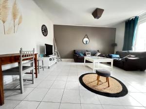 - un salon avec un canapé et une table dans l'établissement La Plume Wifi Parking Un-Séjour-à-Part, à Clouange