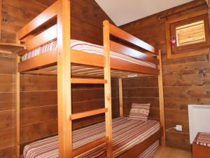 Zimmer mit Etagenbett und 2 Etagenbetten in einer Hütte in der Unterkunft Appartement Samoëns, 3 pièces, 6 personnes - FR-1-624-111 in Samoëns