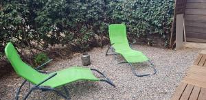 San-Giulianoにあるresidence les terrasses d'Alistroの緑の椅子2脚とゴミ箱