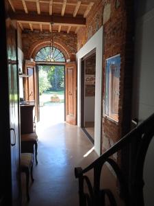 een lege hal met een open deur naar een gebouw bij B&BIG LUCCA in Lucca