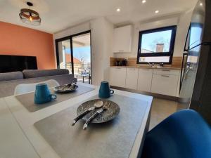 Kuchyň nebo kuchyňský kout v ubytování Appartement neuf très lumineux avec parking