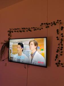 SémoyにあるCocoon Room - jacuzziの薄型テレビ(男性2名用)