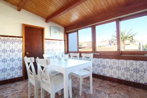 een eetkamer met een witte tafel en witte stoelen bij Global Properties, Apartamento céntrico en Canet d'en Berenguer in Canet de Berenguer