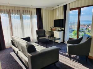 A seating area at DOUBLE ROYAL HOTEL