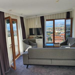A seating area at DOUBLE ROYAL HOTEL