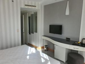 A television and/or entertainment centre at DOUBLE ROYAL HOTEL