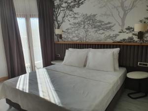 A bed or beds in a room at DOUBLE ROYAL HOTEL