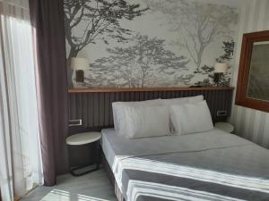 A bed or beds in a room at DOUBLE ROYAL HOTEL