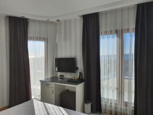 A television and/or entertainment centre at DOUBLE ROYAL HOTEL