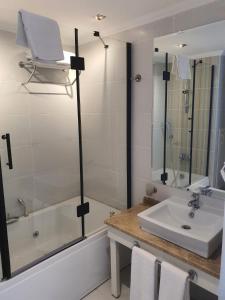 A bathroom at DOUBLE ROYAL HOTEL