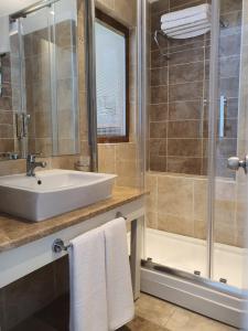 A bathroom at DOUBLE ROYAL HOTEL