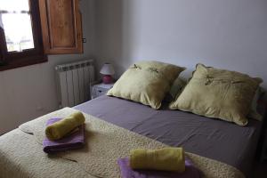 ein Bett mit zwei Handtüchern und Kissen darauf in der Unterkunft Duplex- Isle sur Sorgue in LʼIsle-sur-la-Sorgue