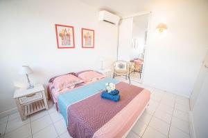 Posteľ alebo postele v izbe v ubytovaní LE SUNRISE Vue mer Accès Plage- Spacieux-2 Terrasses-Wifi - CONFORT -TOP PROS SERVICESConciergerieLaGrandeMotte