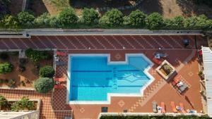 Výhled na bazén z ubytování Sunset Apartments by Estia nebo okolí