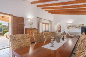 Posezení v ubytování Sa Caseta Rustic Villa