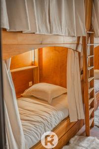 Ce lit superposé se trouve dans un dortoir doté de lits superposés. dans l'établissement R'Apparts Le Petit Chalet du Téléphérique, à Grenoble